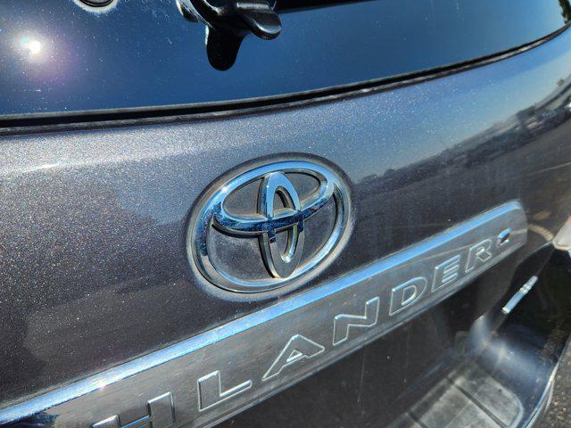 used 2011 Toyota Highlander car, priced at $8,899