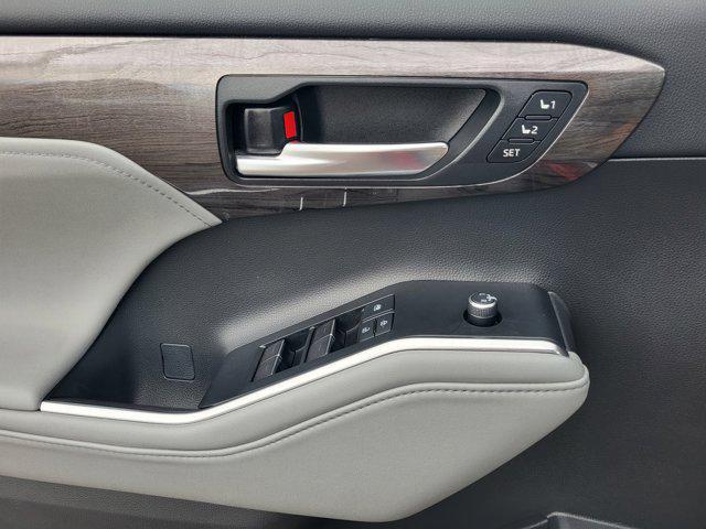 used 2021 Toyota Highlander car, priced at $37,201