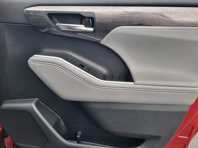 used 2021 Toyota Highlander car, priced at $37,201