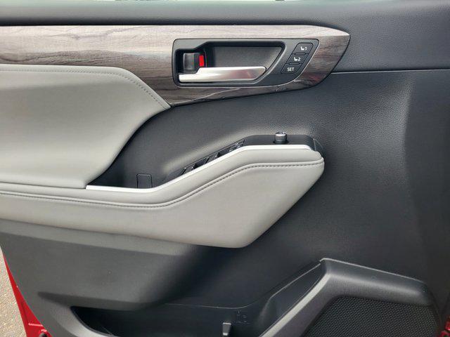 used 2021 Toyota Highlander car, priced at $37,201