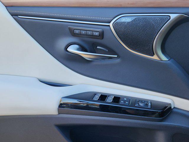 new 2025 Lexus ES 300h car, priced at $56,454
