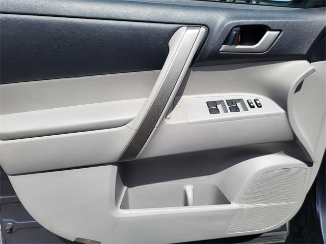 used 2013 Toyota Highlander car, priced at $13,149
