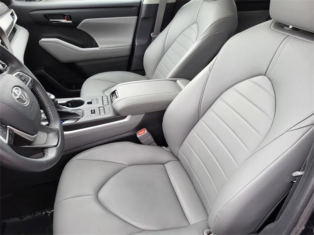 used 2022 Toyota Highlander car, priced at $37,249