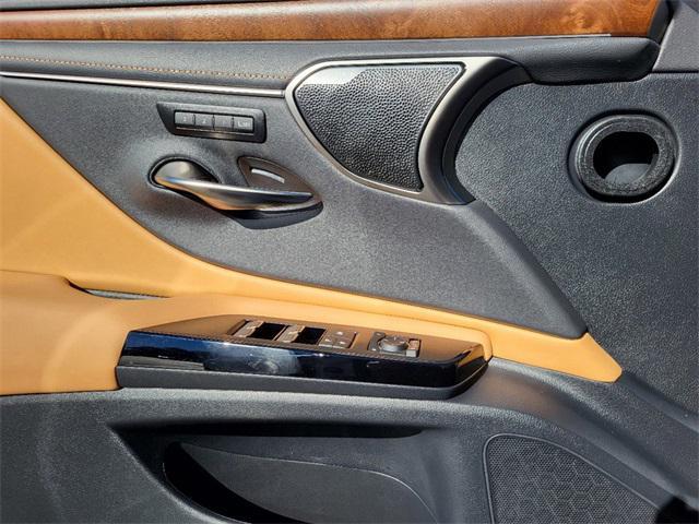 new 2025 Lexus ES 300h car, priced at $56,234