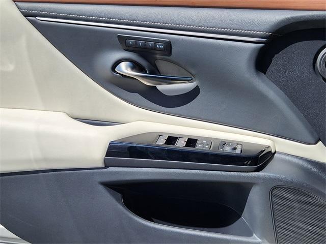 new 2025 Lexus ES 300h car, priced at $48,394