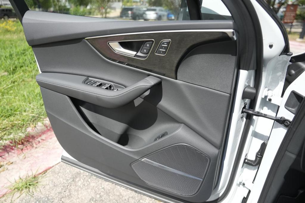 new 2025 Audi Q7 car, priced at $65,754