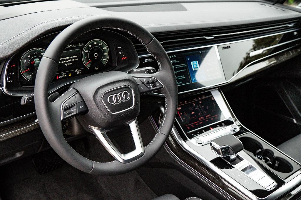 new 2025 Audi Q7 car, priced at $70,095