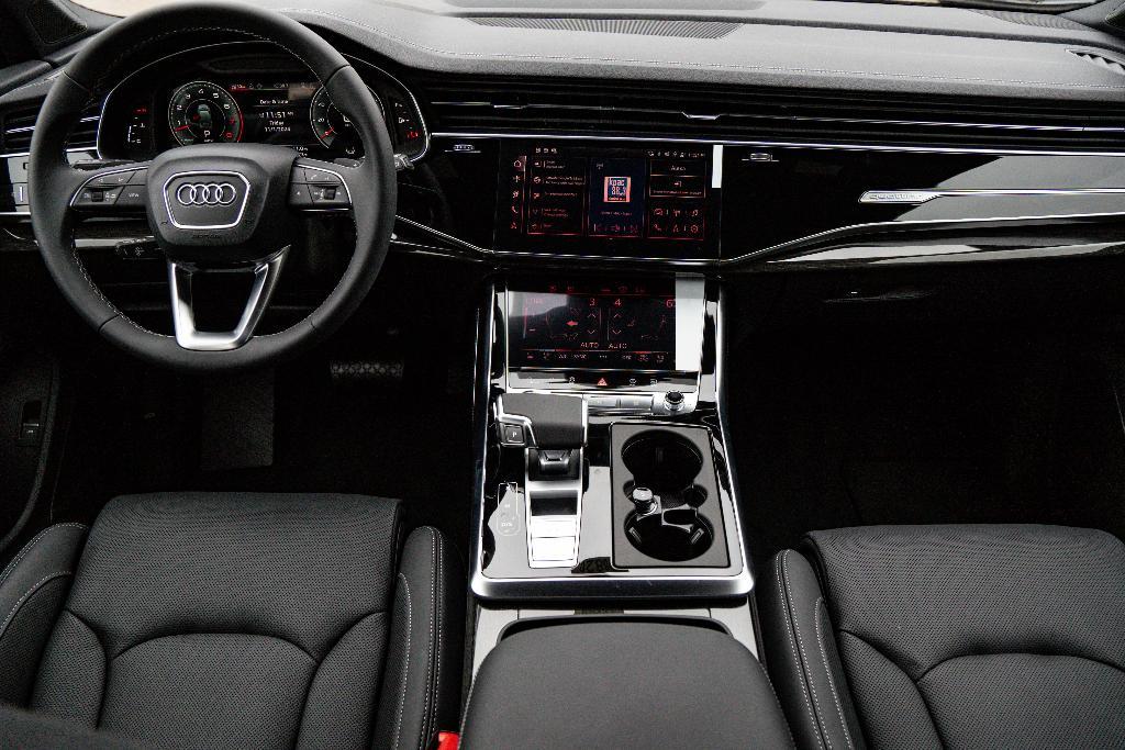 new 2025 Audi Q7 car, priced at $70,095