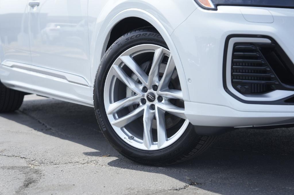 new 2025 Audi Q7 car, priced at $73,038