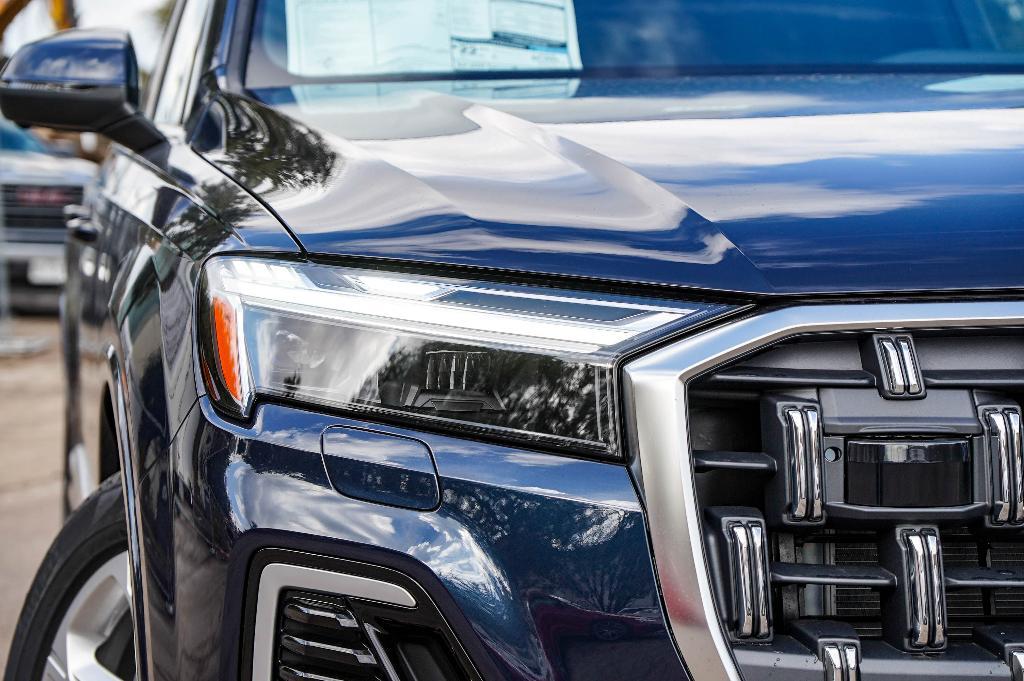 new 2025 Audi Q7 car, priced at $65,600