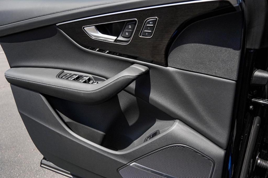 new 2025 Audi Q7 car, priced at $81,308