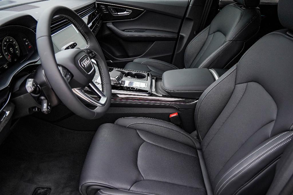 new 2025 Audi Q7 car, priced at $76,210