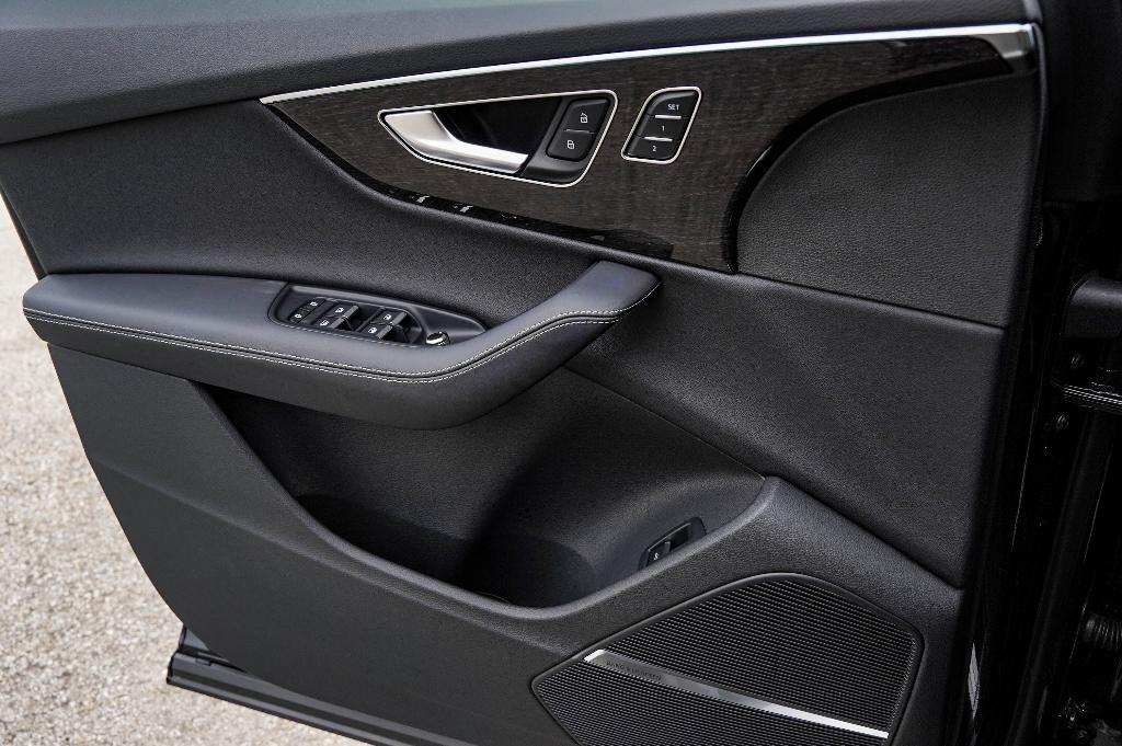 new 2025 Audi Q7 car, priced at $76,210