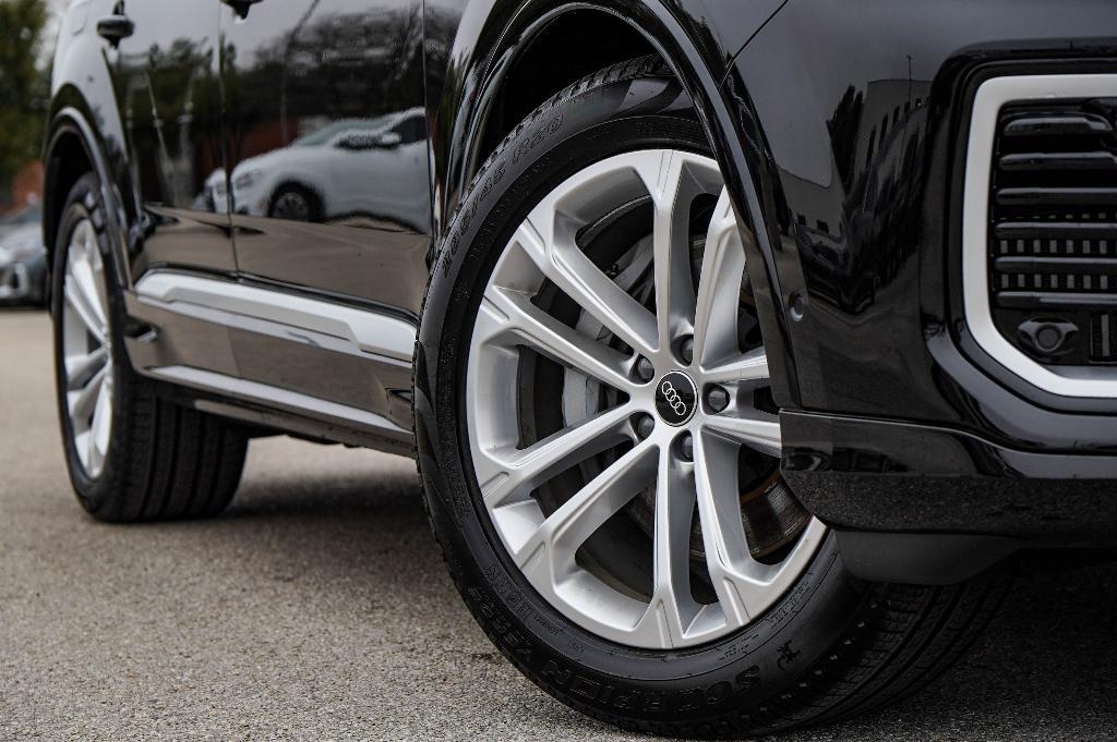 new 2025 Audi Q7 car, priced at $76,210