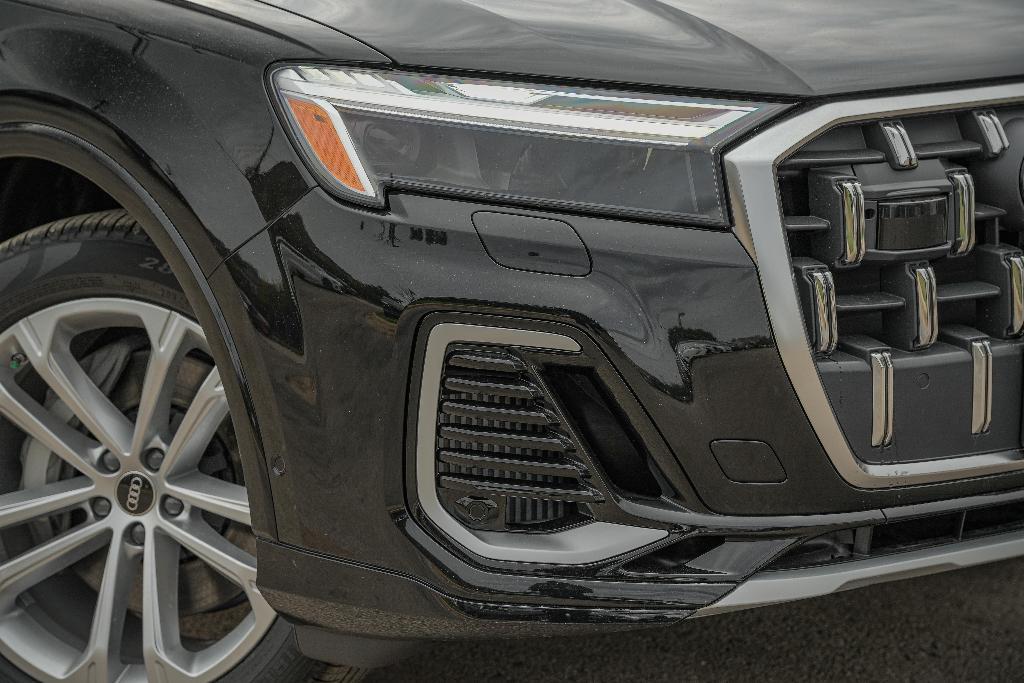 new 2025 Audi Q7 car, priced at $70,010