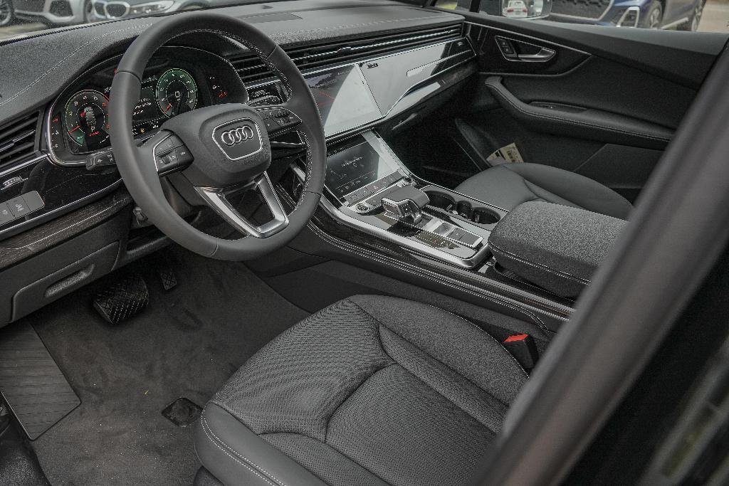 new 2025 Audi Q7 car, priced at $70,010