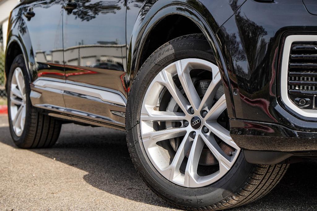 new 2025 Audi Q7 car, priced at $70,010