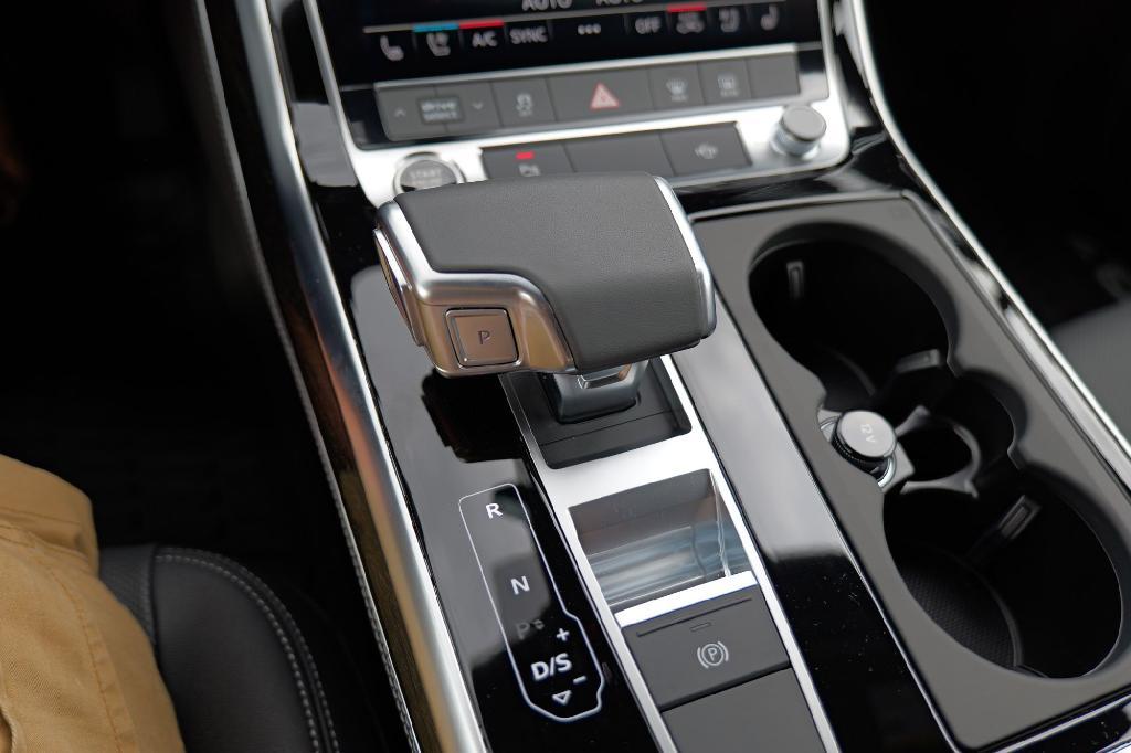 new 2025 Audi Q7 car, priced at $69,975