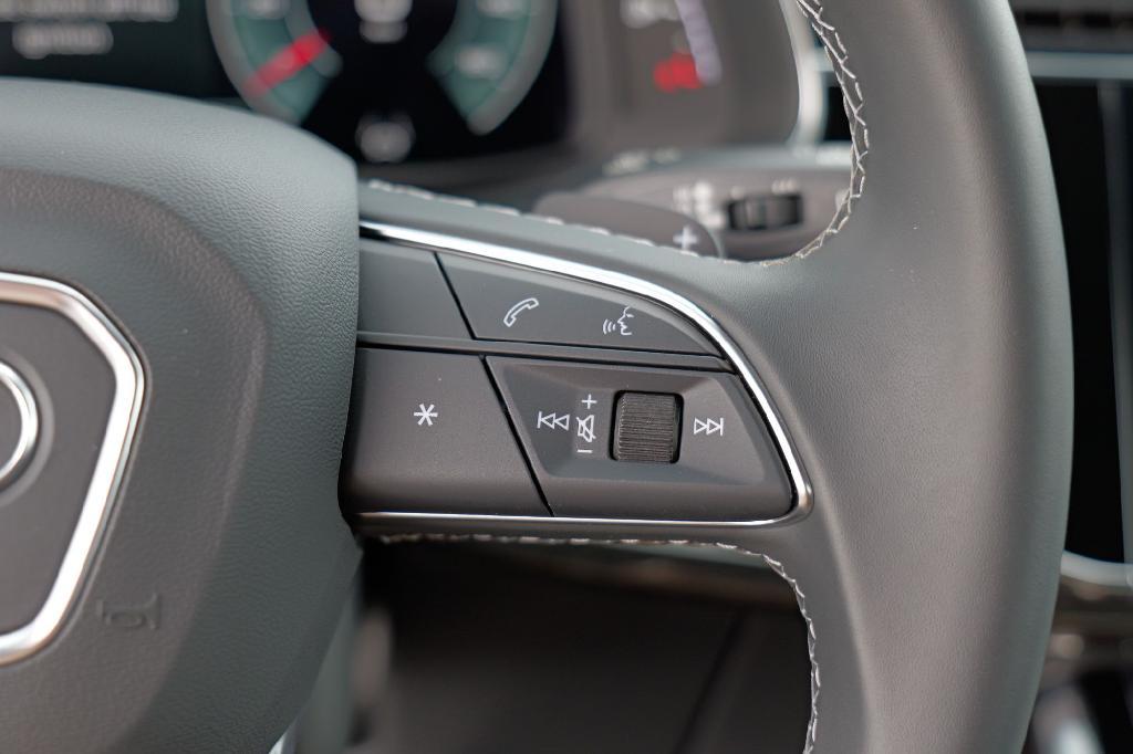 new 2025 Audi Q7 car, priced at $69,975