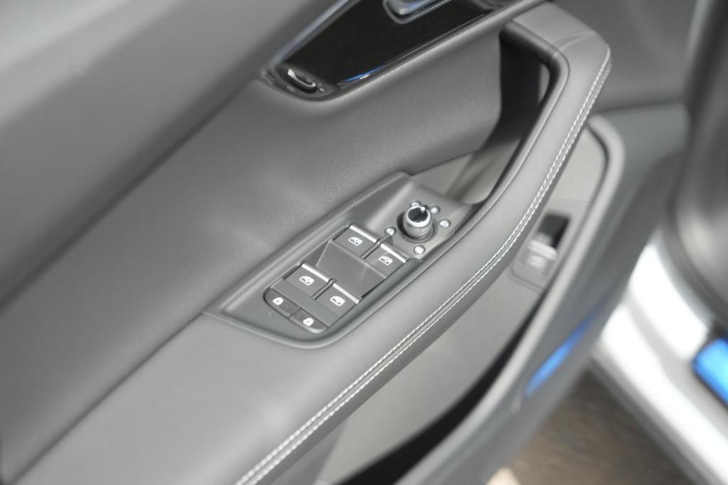 new 2025 Audi Q7 car, priced at $65,754