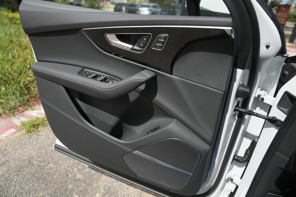 new 2025 Audi Q7 car, priced at $65,754