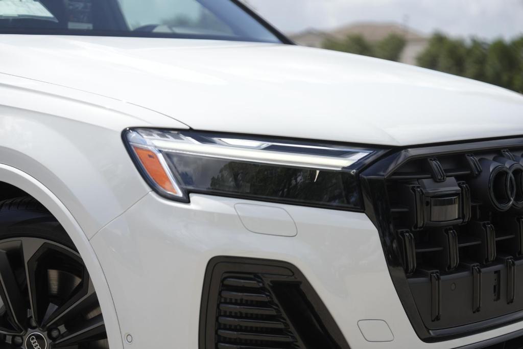 new 2025 Audi Q7 car, priced at $65,754