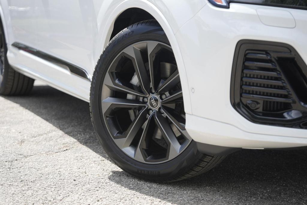 new 2025 Audi Q7 car, priced at $65,754