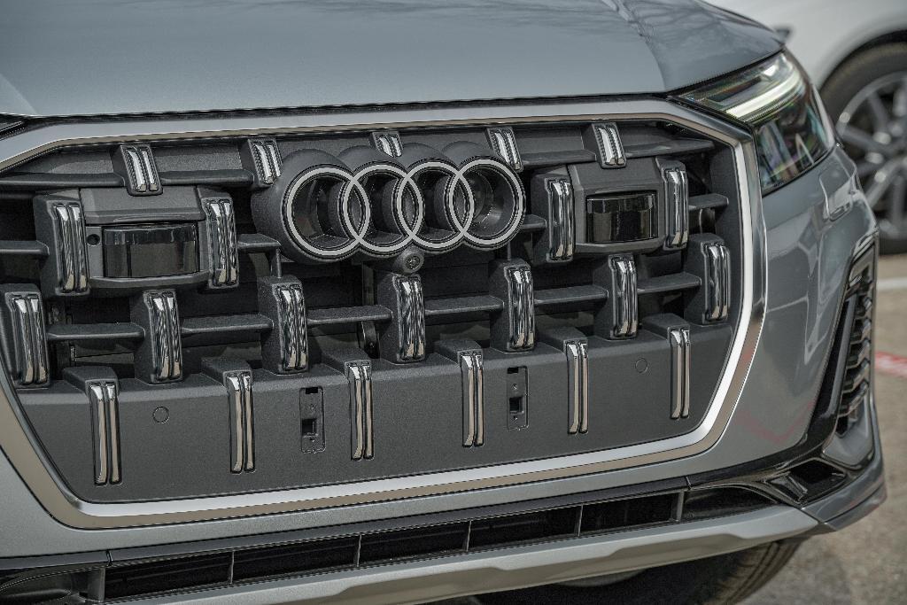 new 2025 Audi Q7 car, priced at $62,855