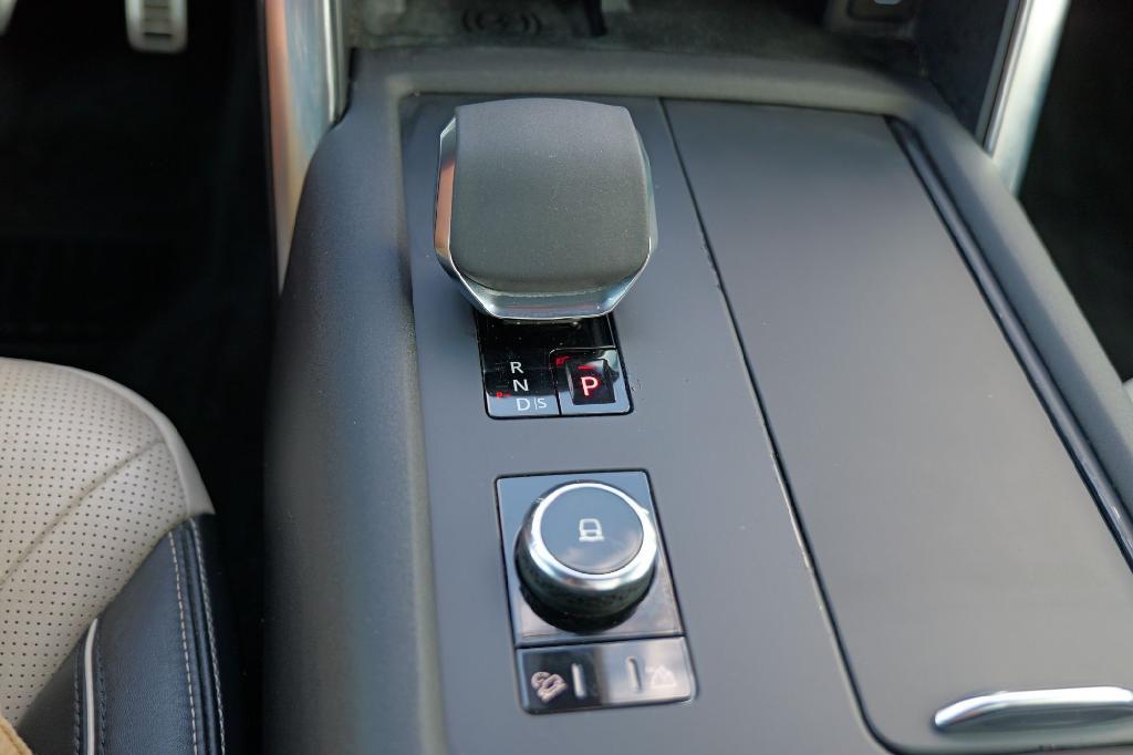 used 2021 Land Rover Discovery car, priced at $31,900