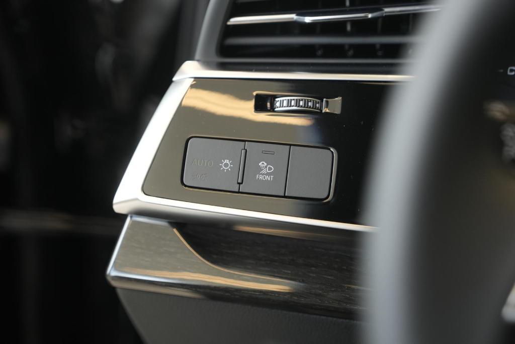 new 2025 Audi Q7 car, priced at $67,650