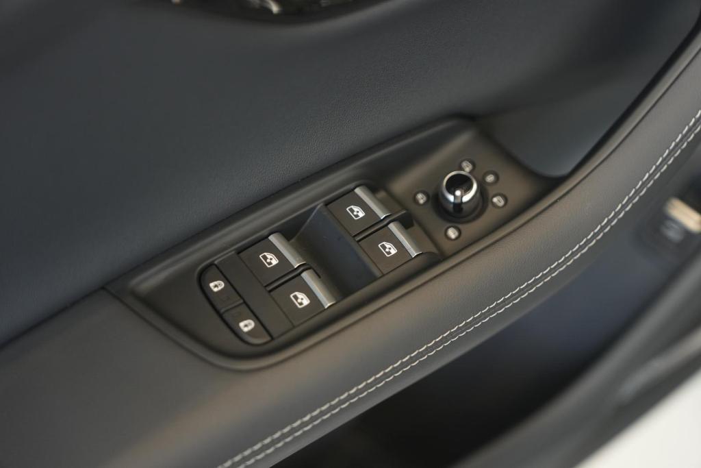 new 2025 Audi Q7 car, priced at $67,650