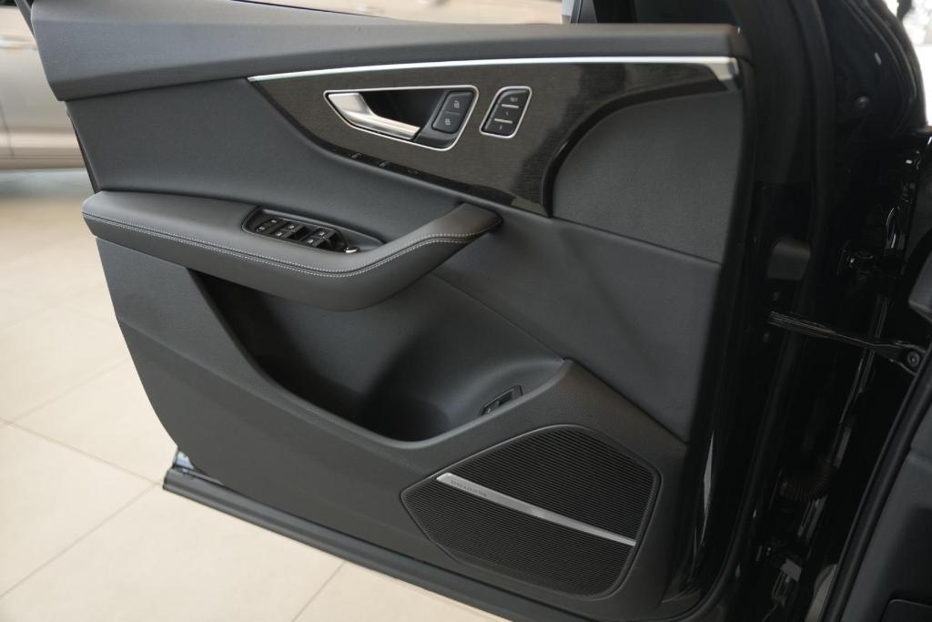 new 2025 Audi Q7 car, priced at $67,650