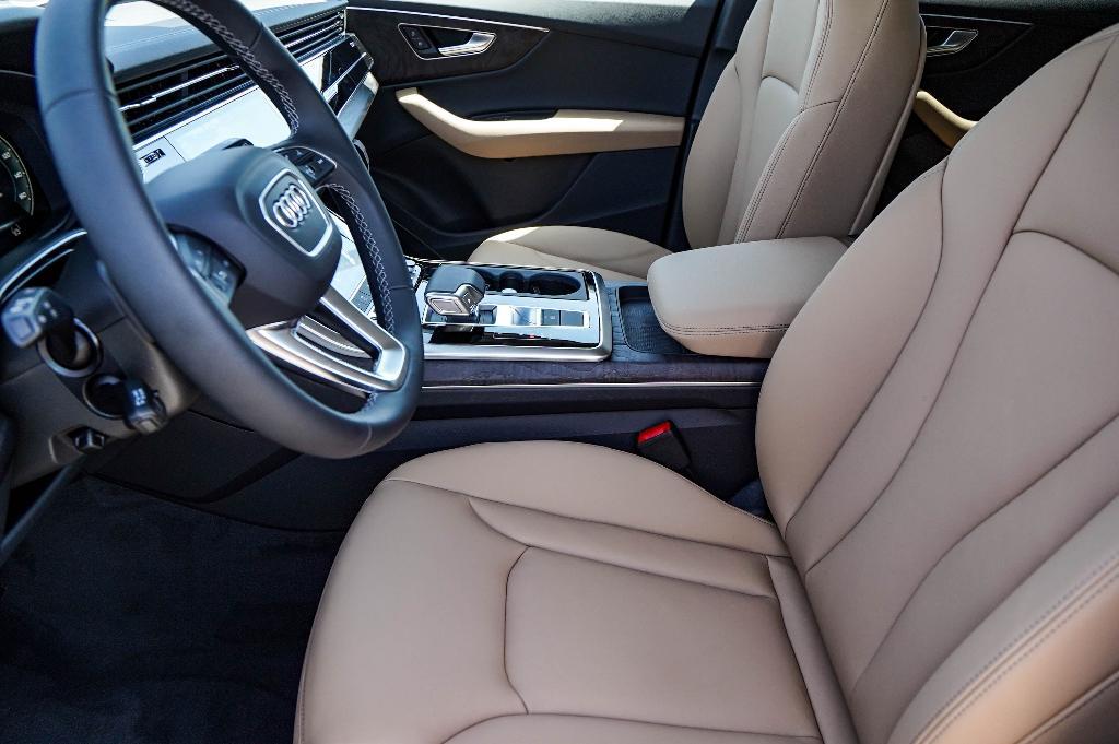 new 2025 Audi Q7 car, priced at $67,930