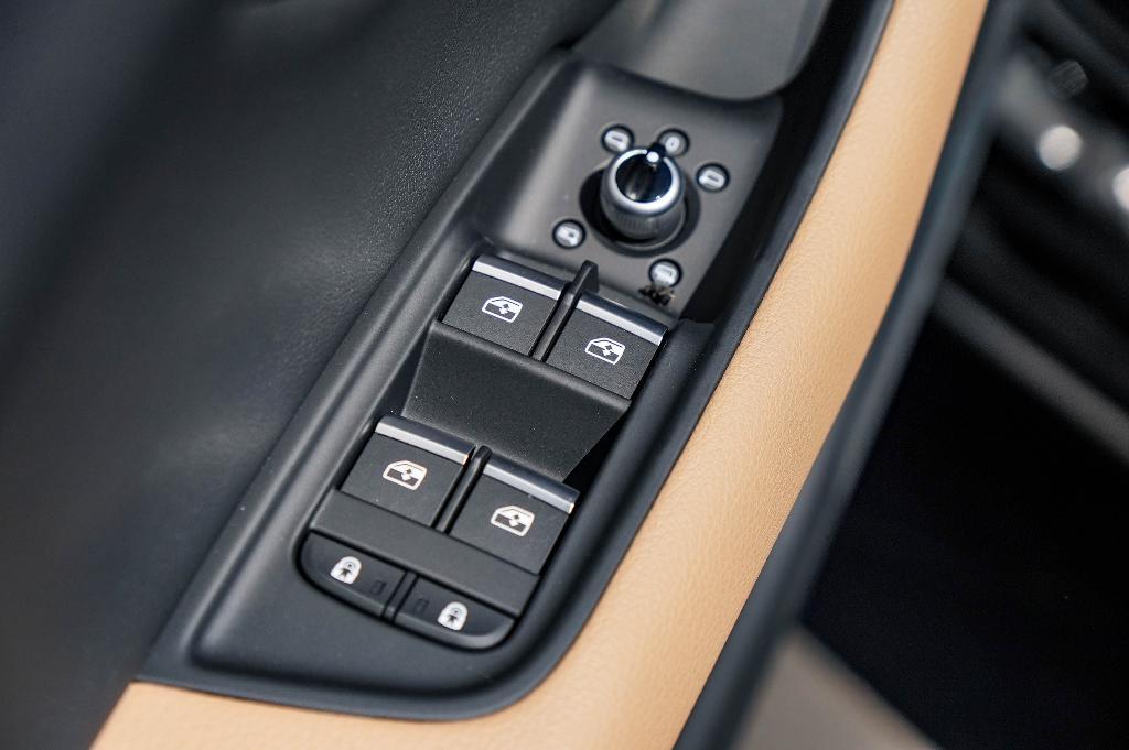 new 2025 Audi Q7 car, priced at $67,930