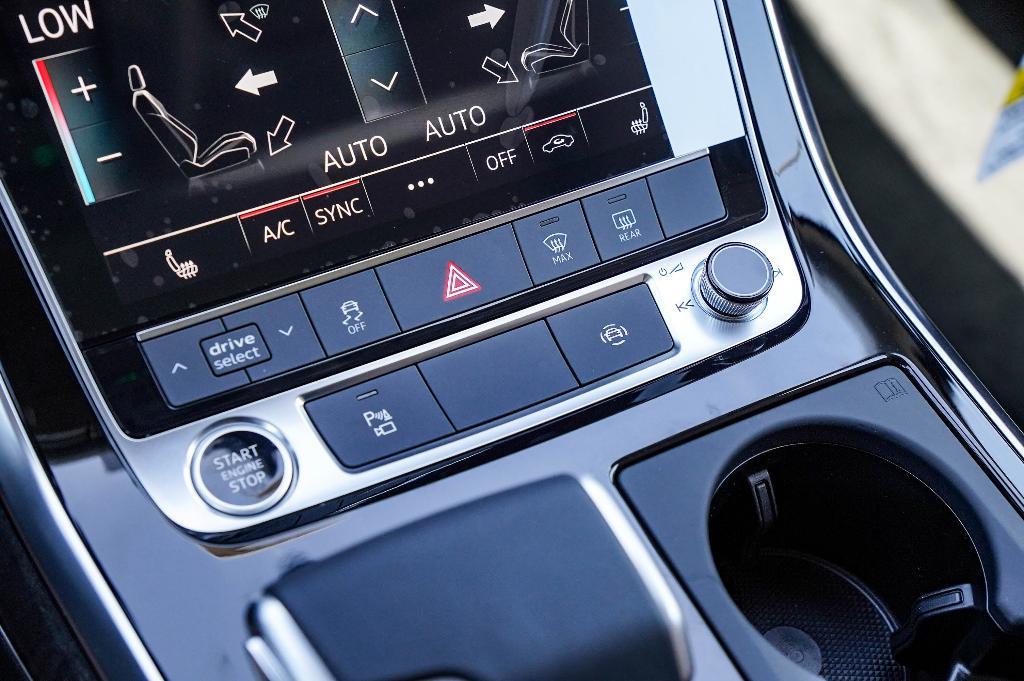 new 2025 Audi Q7 car, priced at $67,930