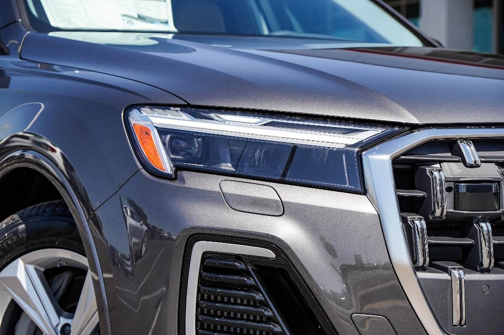 new 2025 Audi Q7 car, priced at $67,930