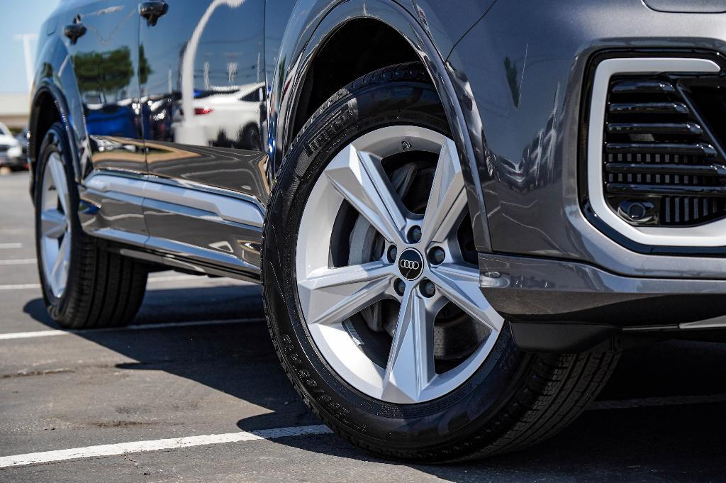 new 2025 Audi Q7 car, priced at $67,930