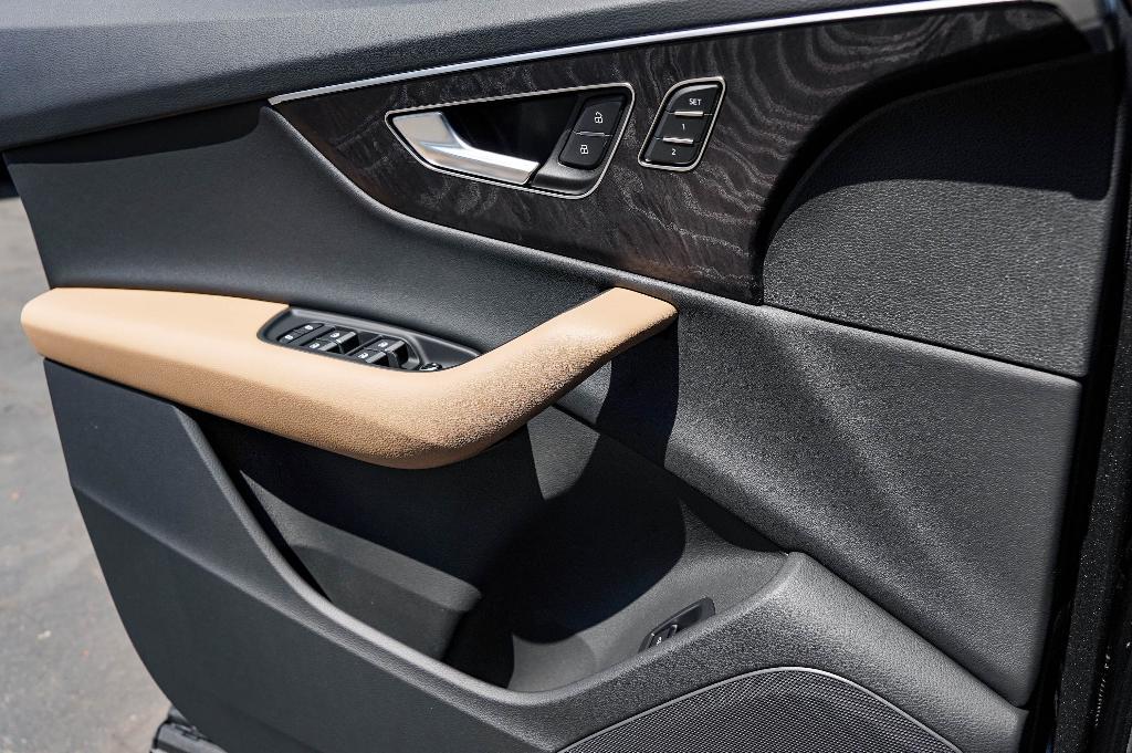 new 2025 Audi Q7 car, priced at $67,930