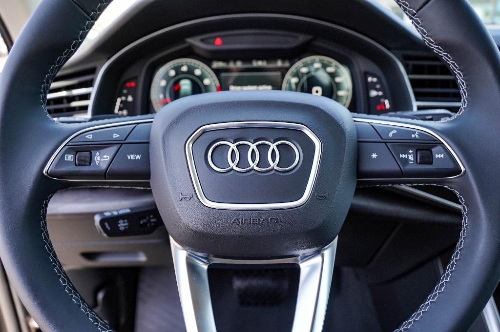 new 2025 Audi Q7 car, priced at $67,930