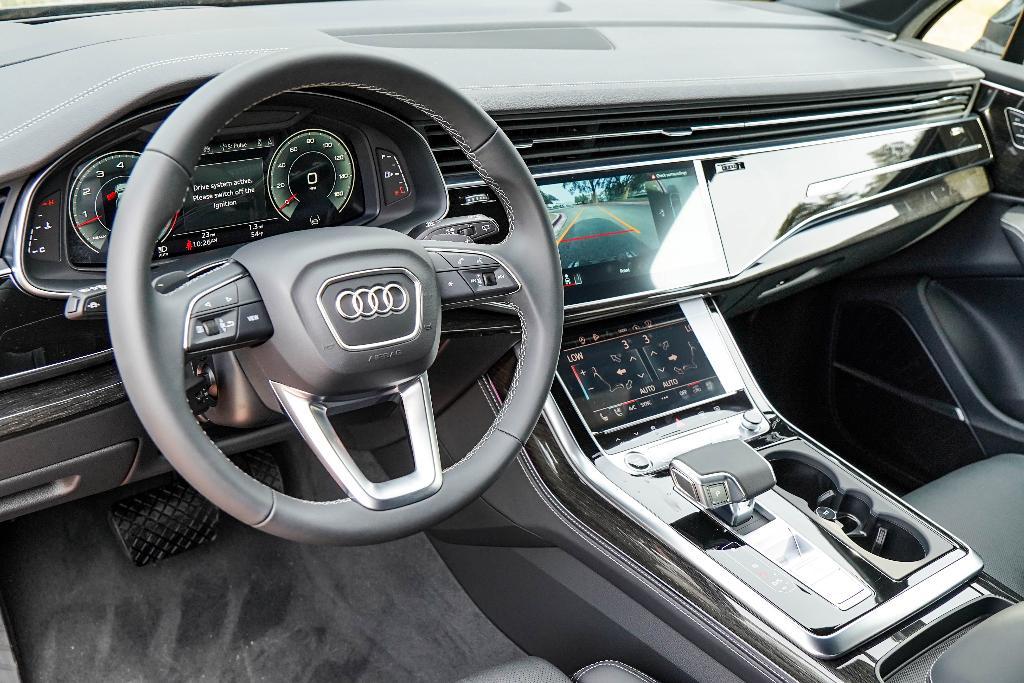 new 2025 Audi Q7 car, priced at $75,795