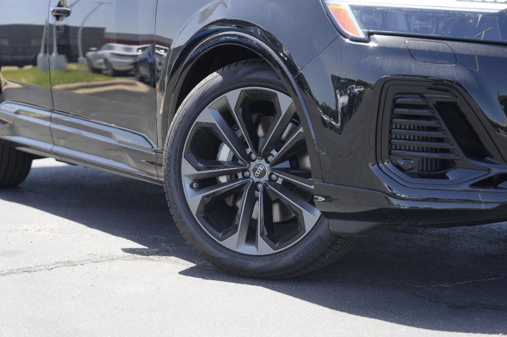 new 2025 Audi Q7 car, priced at $78,306