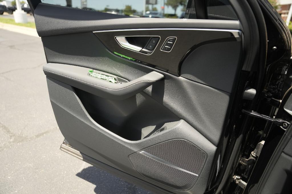new 2025 Audi Q7 car, priced at $78,306