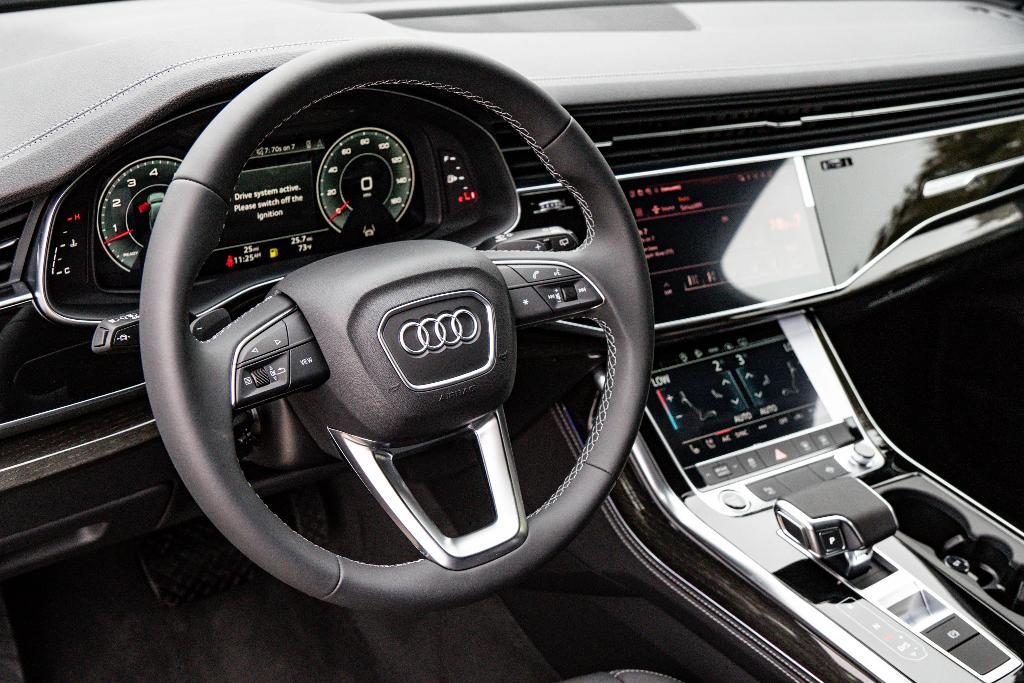 new 2025 Audi Q7 car, priced at $70,095