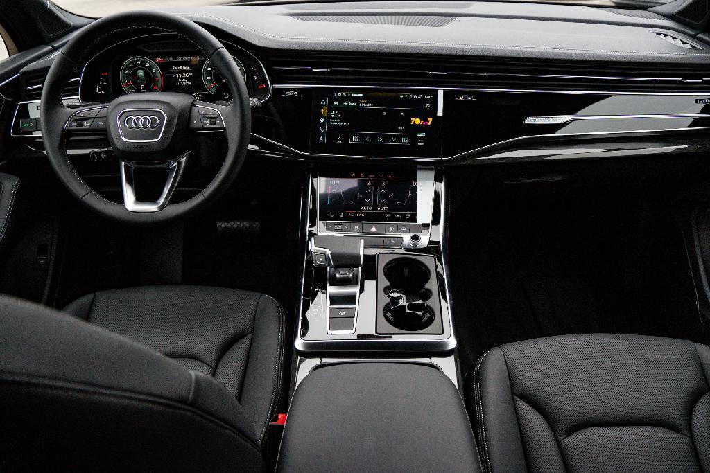 new 2025 Audi Q7 car, priced at $70,095