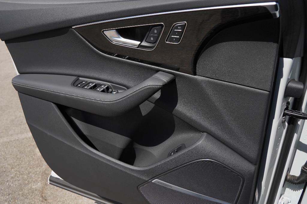 new 2025 Audi Q7 car, priced at $82,395