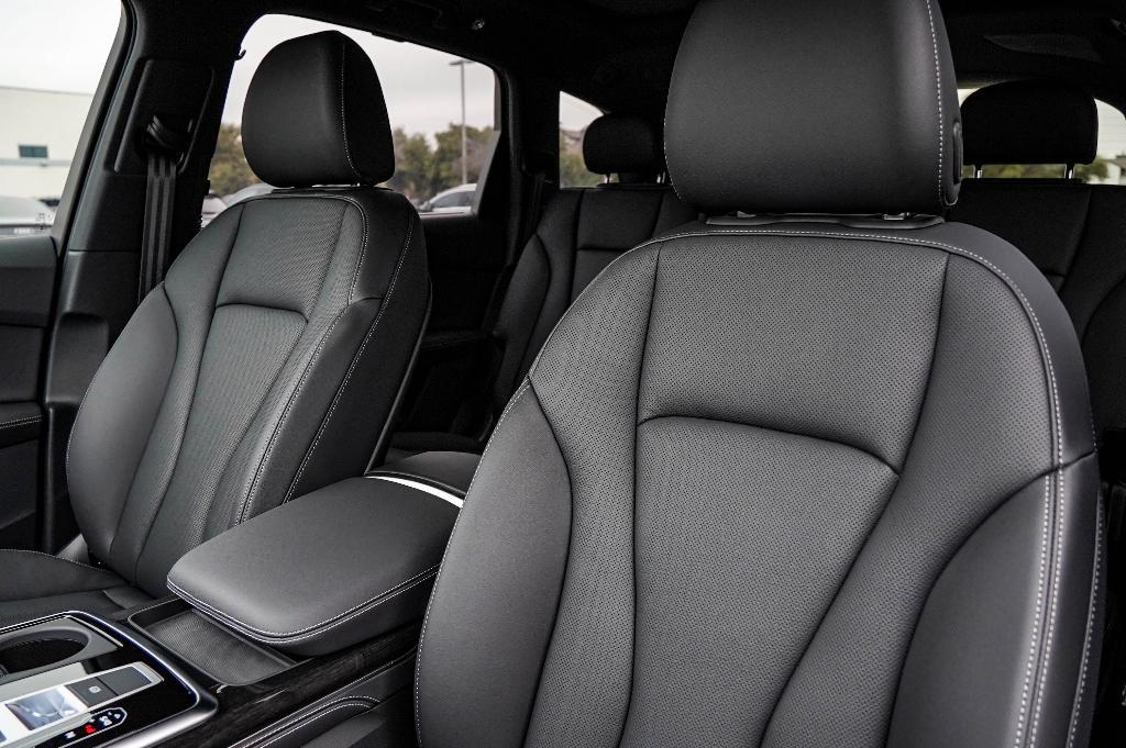 new 2025 Audi Q7 car, priced at $73,625