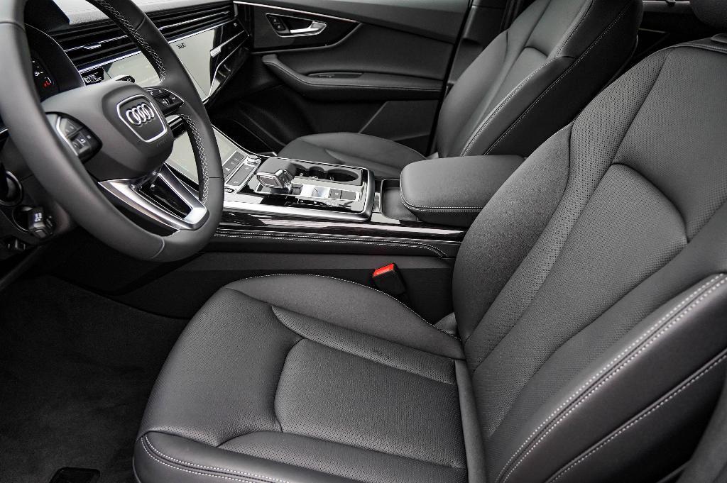 new 2025 Audi Q7 car, priced at $73,625