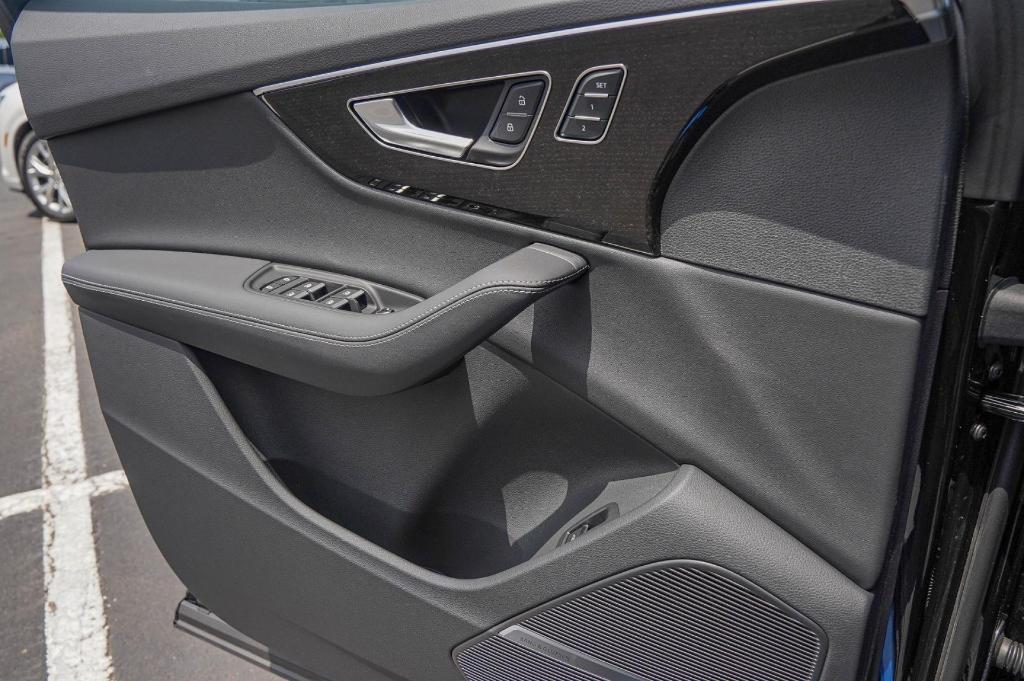 new 2025 Audi Q7 car, priced at $65,754