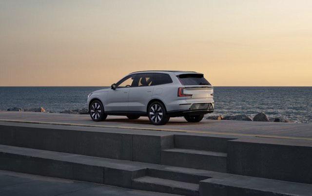 new 2025 Volvo EX90 car, priced at $87,725