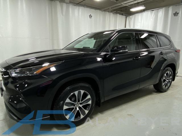 used 2022 Toyota Highlander car, priced at $36,987